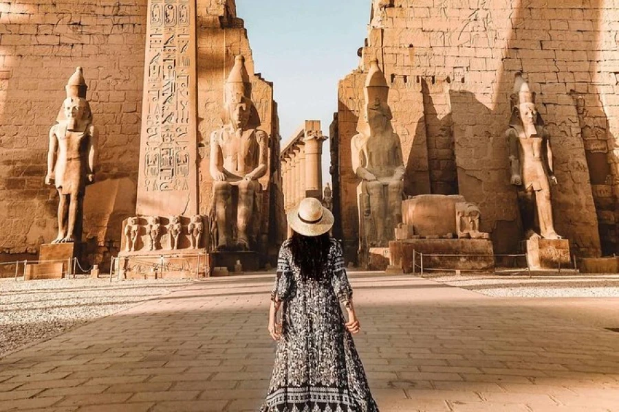 Tempio di Luxor – Tappa imperdibile nell’Itinerario Egitto 8 Giorni, tra storia e meraviglia