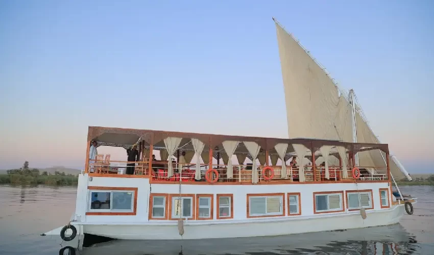 Dahabeya Nilo Queen Nefer, eleganza sul Nilo.